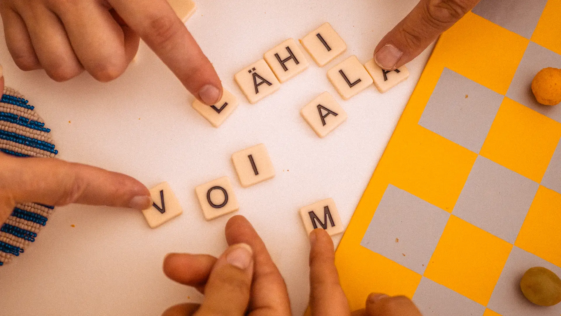 Lähivoimala-kirjaimet pelinappuloista
